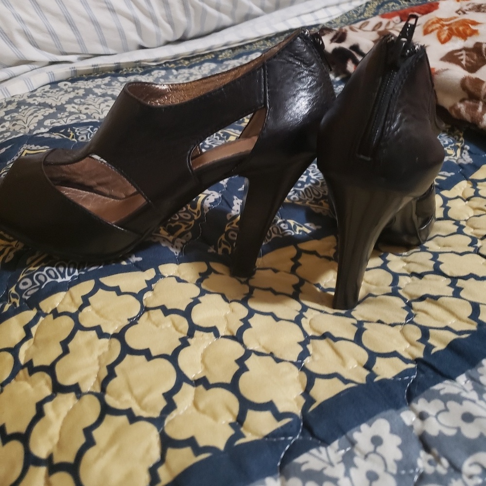 Sofft brand bkack open toed pumps